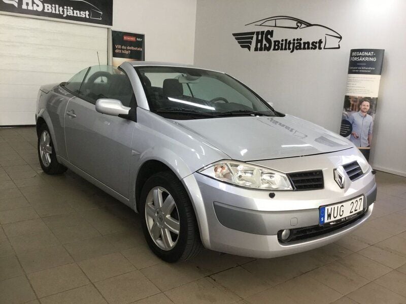 Ljusgrå (grå) Begagnad 2005 Renault Mégane Cabriolet Cab | 39 900 kr (Marknadspris) - Bild 1/4