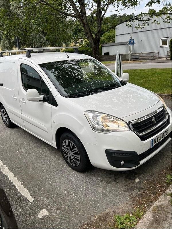 Vit Begagnad 2016 Peugeot Partner Minibuss | 44 500 kr (Bra pris) - Bild 1/4