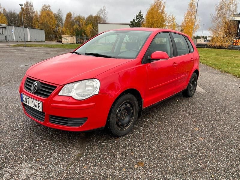Röd Begagnad 2006 VW Polo Comfortline Halvkombi | 18 000 kr (Marknadspris) - Bild 1/4
