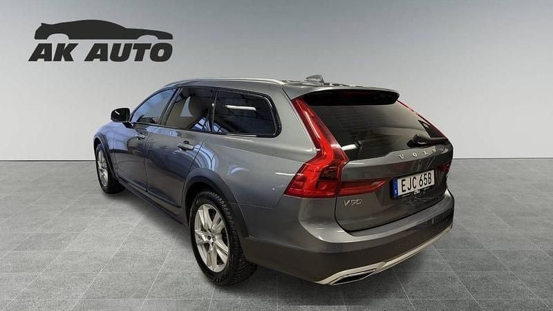 Begagnad Volvo V90 CC Momentum 190 HK (139 kW) 2020 Grå Kombi