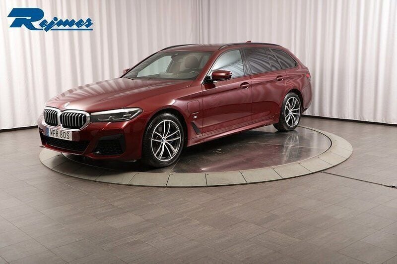 Röd Begagnad 2021 BMW 530 M Sport Kombi | 399 800 kr - Bild 1/4