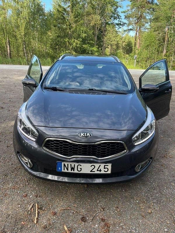Grå Begagnad 2013 Kia Ceed Sportswagon Comfort Kombi | 83 900 kr (Marknadspris) - Bild 1/4