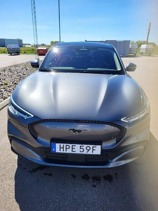 Grå Begagnad 2021 Ford Mustang Mach-E SUV | 360 000 kr (Superpris) - Bild 1/4