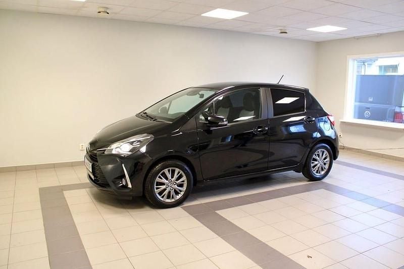 Svart Begagnad 2018 Toyota Yaris Active Halvkombi | 109 900 kr (Marknadspris) - Bild 1/4
