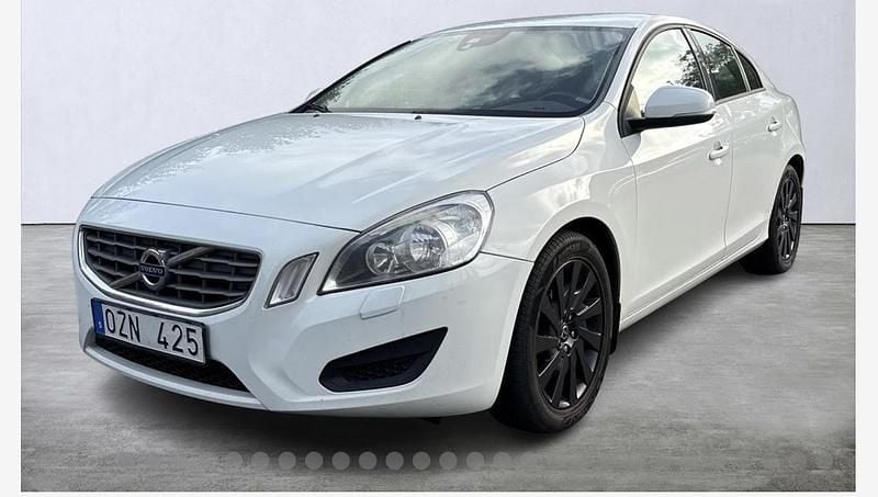Vit Begagnad 2013 Volvo S60 Sedan | 74 000 kr (Marknadspris) - Bild 1/4
