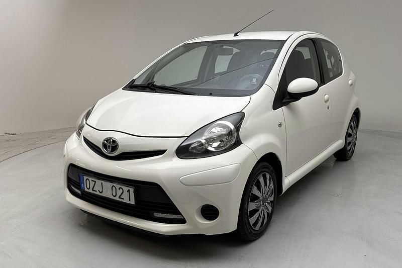 Vit Begagnad 2013 Toyota Aygo Halvkombi | 53 000 kr (Marknadspris) - Bild 1/4