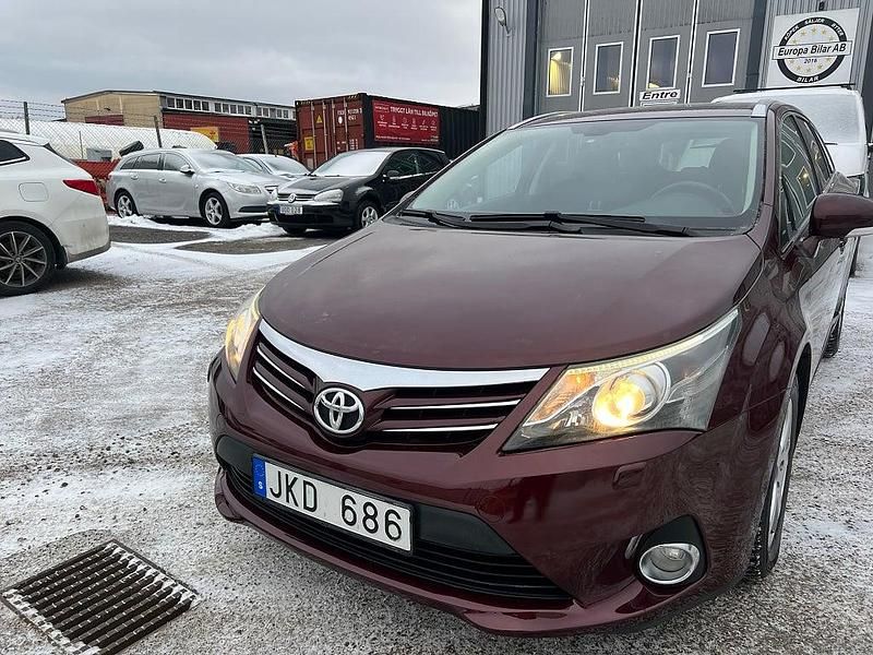 Röd Begagnad 2011 Toyota Avensis Kombi | 129 800 kr (Dyr) - Bild 1/4