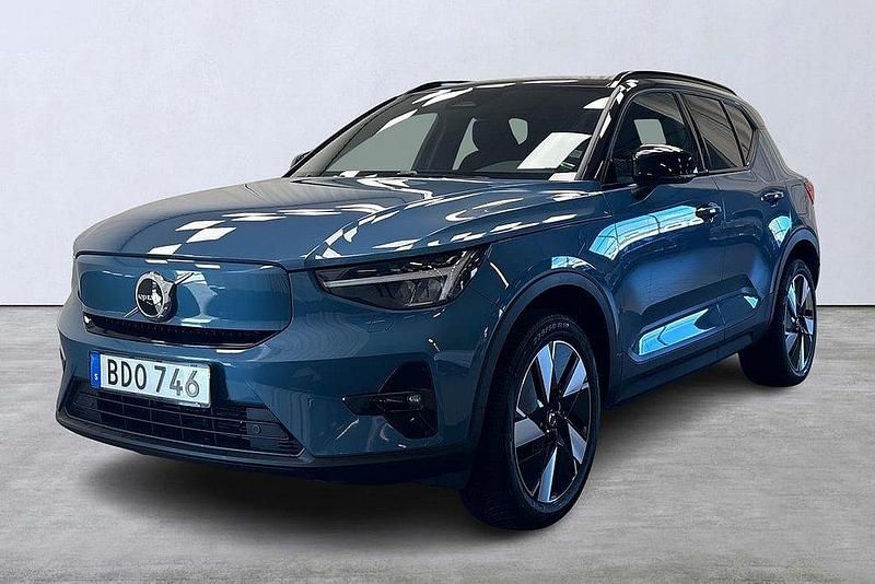 Blå Begagnad 2023 Volvo XC40 Plus SUV | 459 900 kr - Bild 1/4