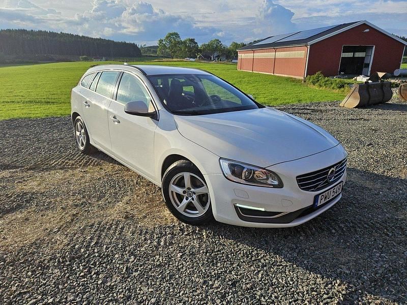 Vit Begagnad 2015 Volvo V60 Kombi | 130 000 kr (Bra pris) - Bild 1/4