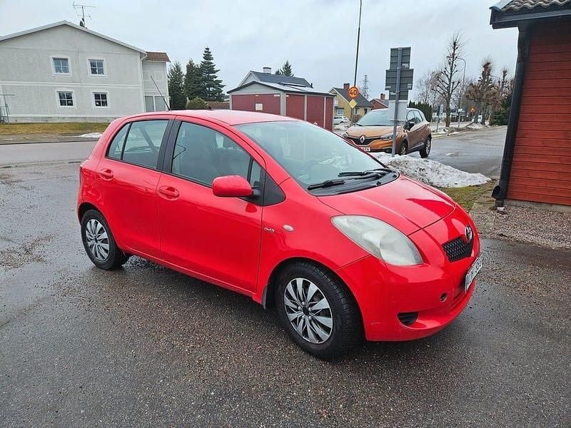 Röd Begagnad 2006 Toyota Yaris Halvkombi | 49 900 kr (Marknadspris) - Bild 1/4