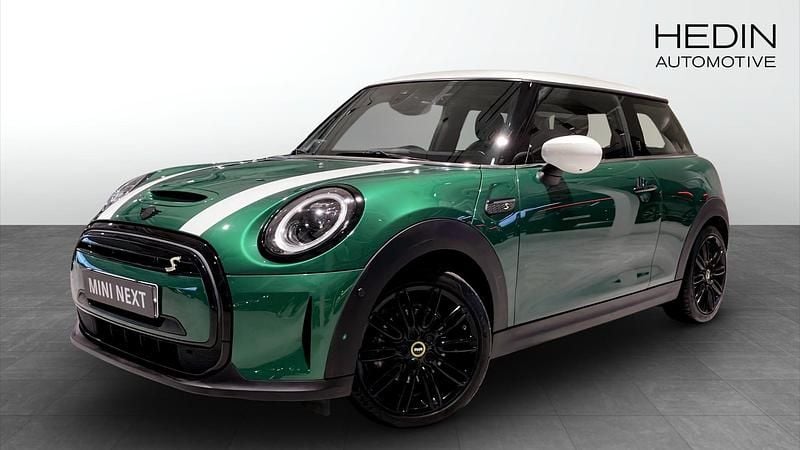 Grön (green) Begagnad 2022 Mini Cooper SE Halvkombi | 238 700 kr (Lite dyr) - Bild 1/4