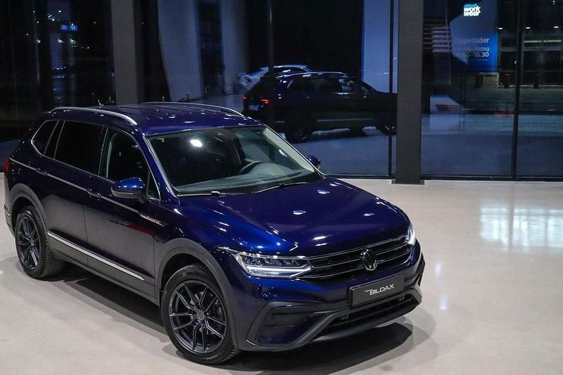 Mörkblå Begagnad 2023 VW Tiguan Allspace SUV | 359 000 kr (Bra pris) - Bild 1/4