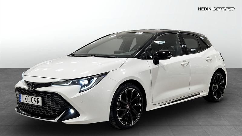 Vit Begagnad 2022 Toyota Corolla Hybrid | 249 900 kr (Marknadspris) - Bild 1/4