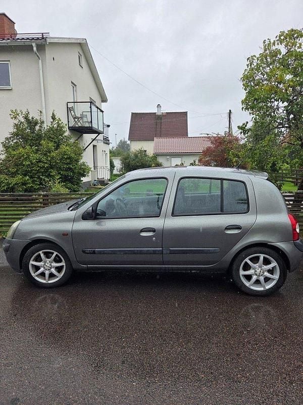 Grå Begagnad 2003 Renault Clio II Expression Halvkombi | 13 000 kr (Superpris) - Bild 1/4