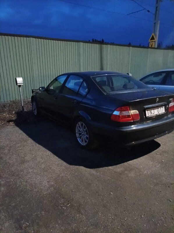 Blå Begagnad 2003 BMW 318 Sedan | 15 000 kr (Superpris) - Bild 1/4
