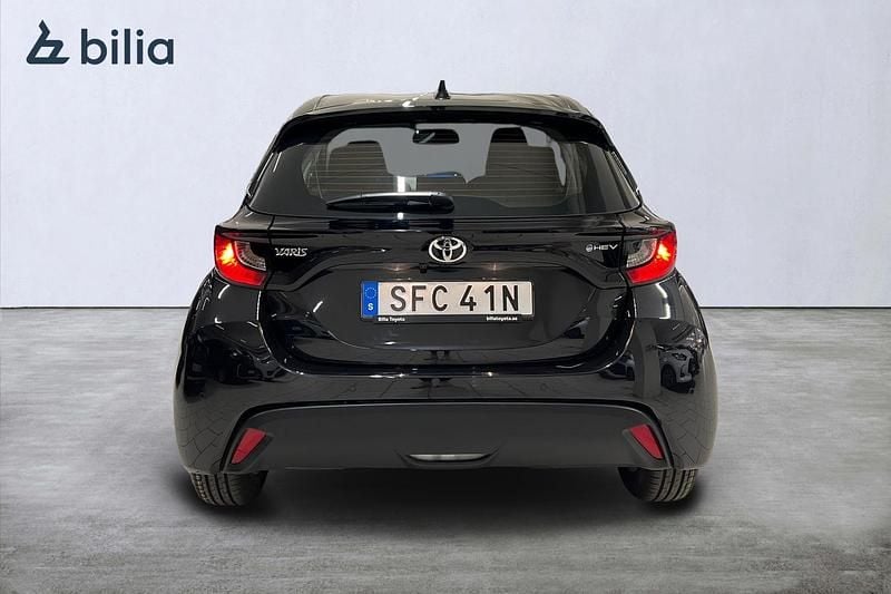 Begagnad Toyota Yaris Hybrid Active 117 HK (86 kW) 2024 Svart Halvkombi