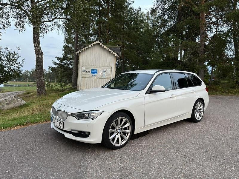 Vit Begagnad 2014 BMW 320 Kombi | 135 000 kr (Lite dyr) - Bild 1/4