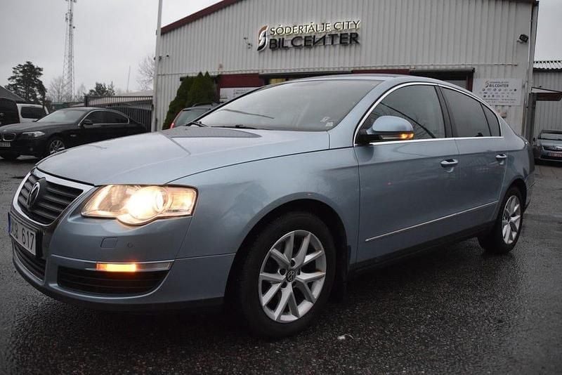 Ljusblå Begagnad 2005 VW Passat Comfortline Sedan | 49 900 kr (Marknadspris) - Bild 1/4