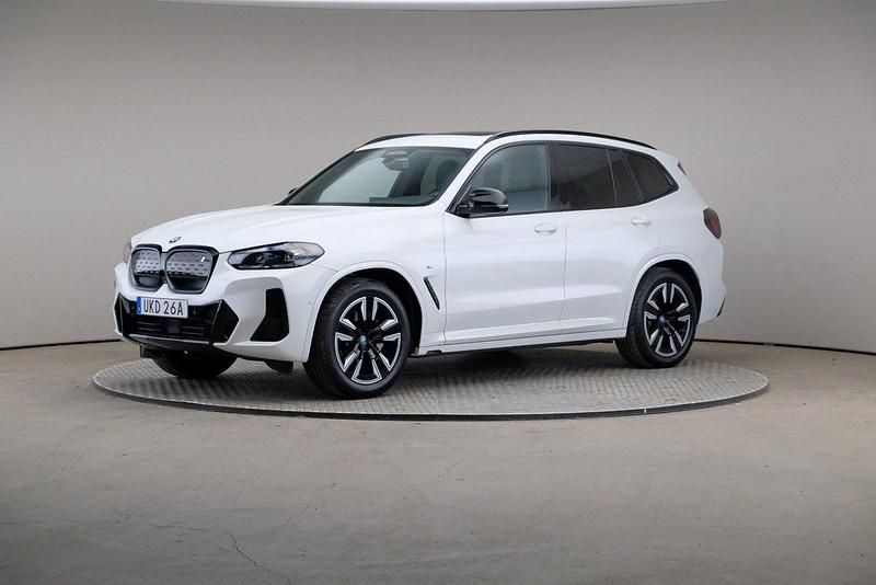 Vit Begagnad 2023 BMW iX3 M Sport SUV | 549 000 kr (Marknadspris) - Bild 1/4