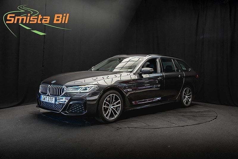 Grå Begagnad 2022 BMW 530e M Sport Kombi | 378 700 kr (Marknadspris) - Bild 1/3