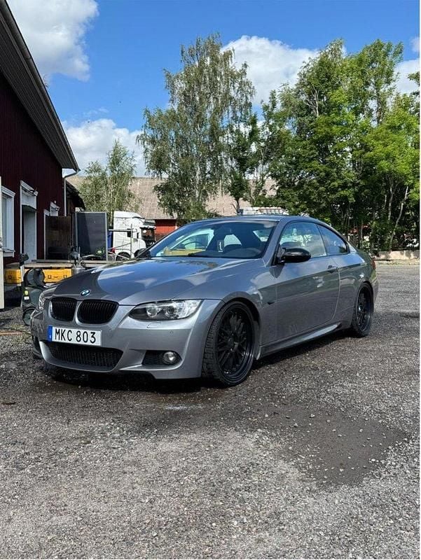 Grå Begagnad 2007 BMW 335 Comfort Edition Sportkupé | 185 000 kr (Marknadspris) - Bild 1/4