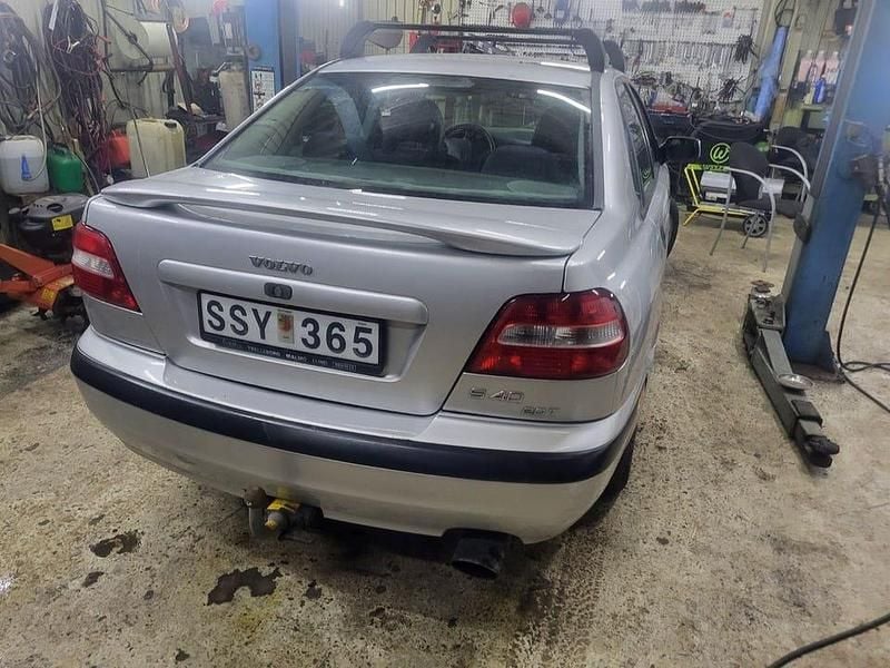 Begagnad 2001 Volvo S40 Sedan | 15 000 kr (Marknadspris) - Bild 1/2