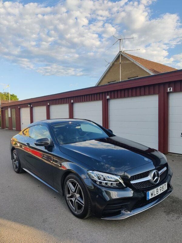 Grå Begagnad 2019 Mercedes C300 AMG Sportkupé | 269 000 kr (Superpris) - Bild 1/4