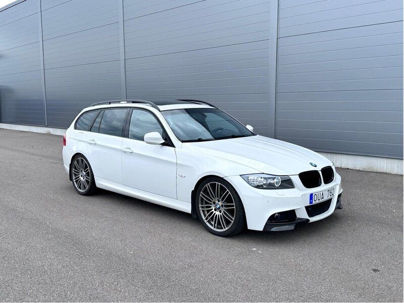 Vit Begagnad 2009 BMW 330 Comfort Edition Kombi | 139 000 kr (Marknadspris) - Bild 1/4