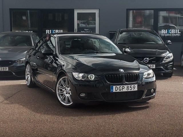 Svart Begagnad 2009 BMW 335 Cabriolet M Sport Cab | 249 800 kr (Marknadspris) - Bild 1/4