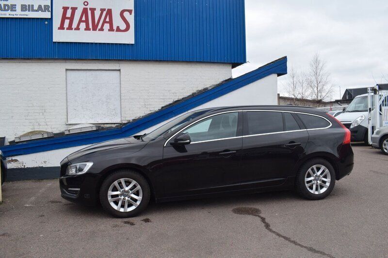 Svart Begagnad 2014 Volvo V60 Momentum Kombi | 82 500 kr (Marknadspris) - Bild 1/4