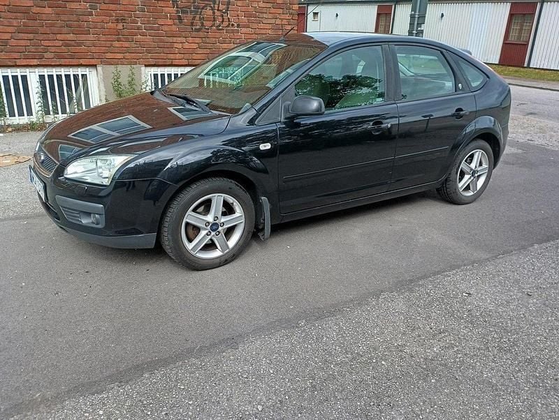 Svart Begagnad 2005 Ford Focus Halvkombi | 23 000 kr (Marknadspris) - Bild 1/4