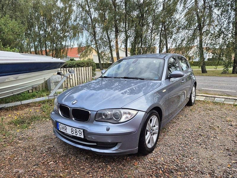 Blå Begagnad 2008 BMW 118 Advantage Halvkombi | 74 500 kr (Marknadspris) - Bild 1/4