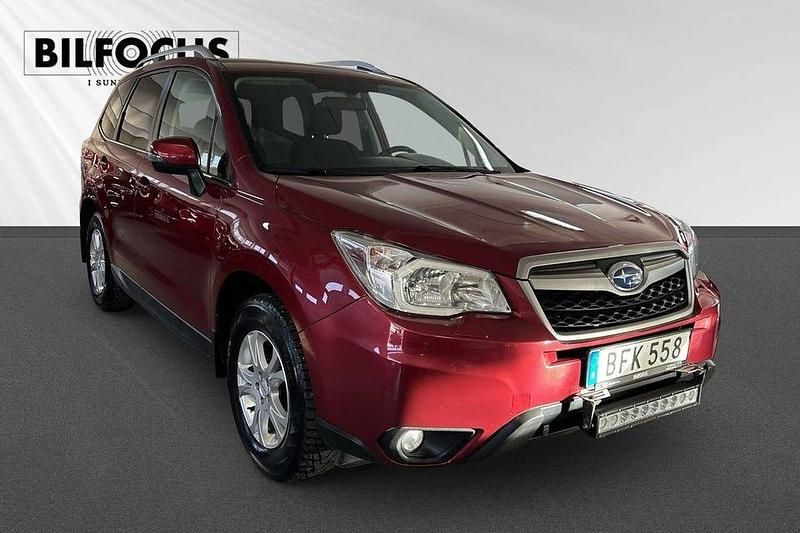 Ljusröd Begagnad 2014 Subaru Forester SUV | 159 000 kr (Marknadspris) - Bild 1/4
