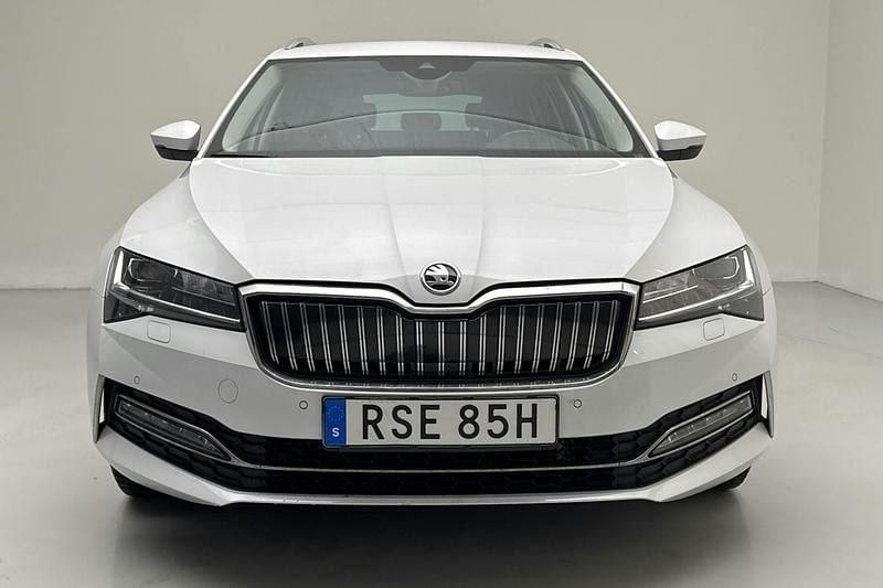 Begagnad Skoda Superb 218 HK (160 kW) 2022 Vit Kombi