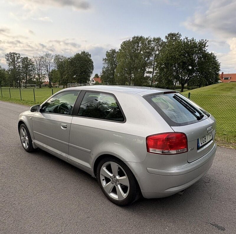 Silver Begagnad 2004 Audi A3 Attraction Halvkombi | 16 000 kr (Bra pris) - Bild 1/4
