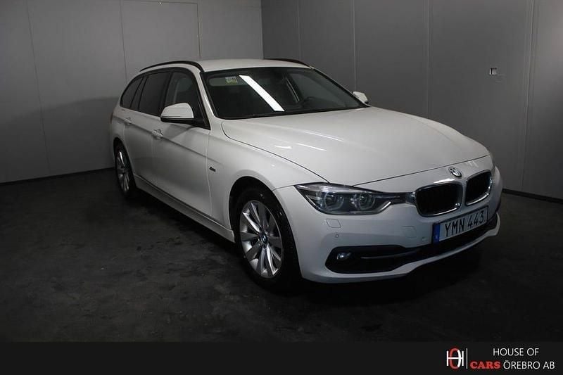 Vit Begagnad 2017 BMW 320 Sport Line Kombi | 129 900 kr (Superpris) - Bild 1/4