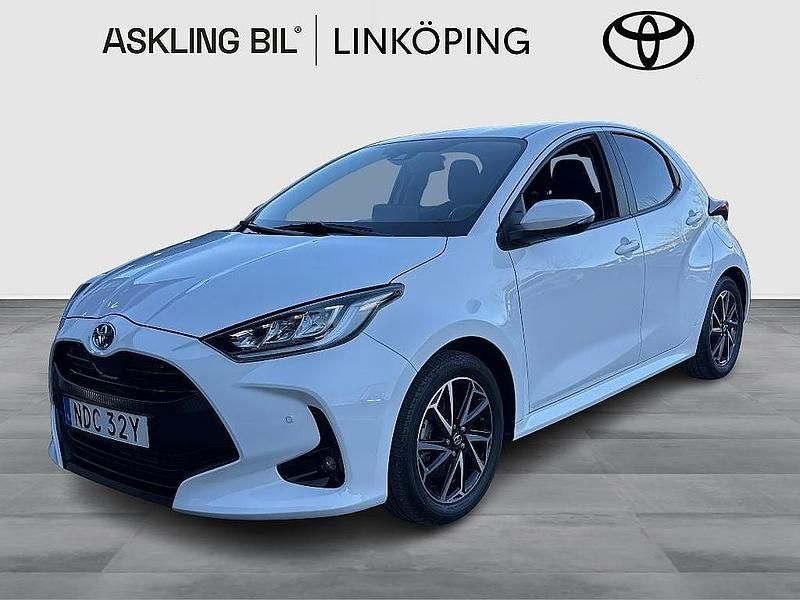 Vit Begagnad 2022 Toyota Yaris Hybrid Active Halvkombi | 214 000 kr (Marknadspris) - Bild 1/3