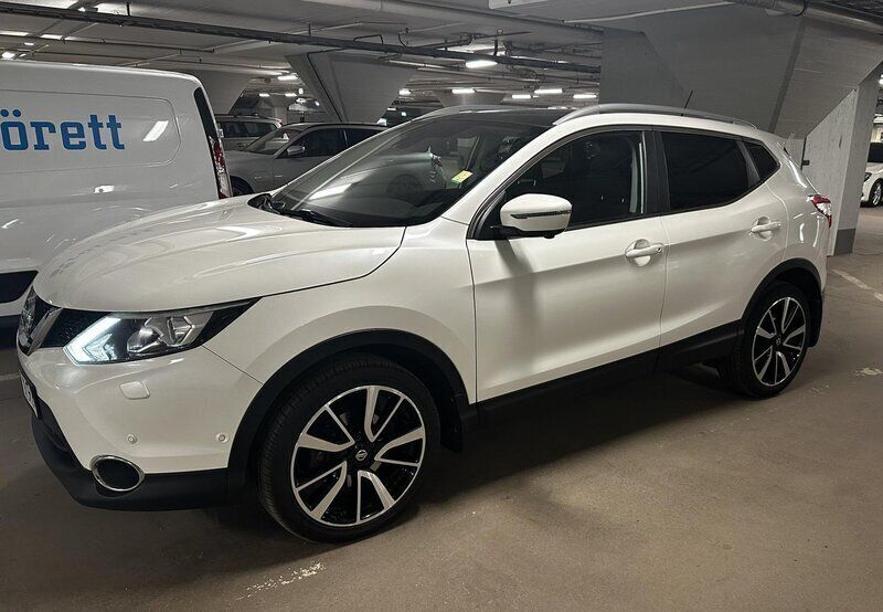 Vit Begagnad 2017 Nissan Qashqai SUV | 167 900 kr (Marknadspris) - Bild 1/4