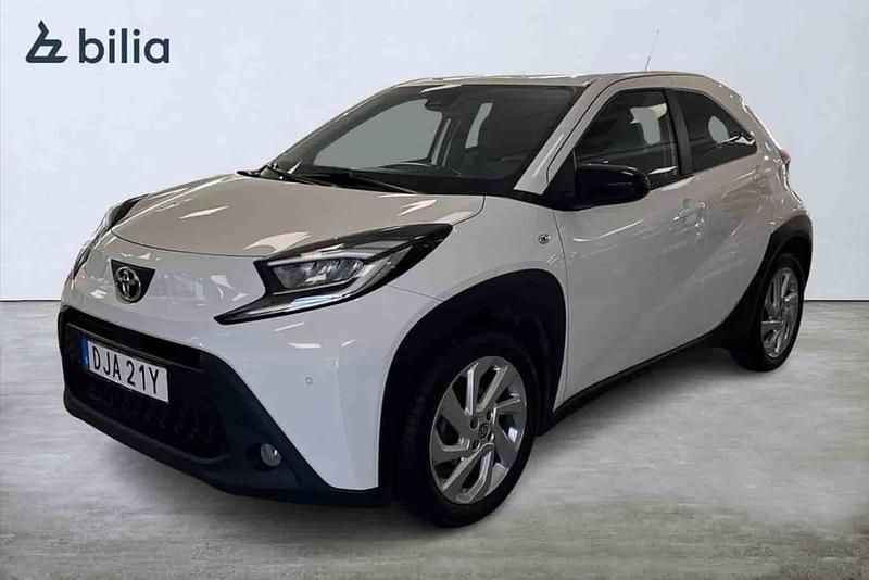 Vit Begagnad 2023 Toyota Aygo Halvkombi | 159 900 kr (Marknadspris) - Bild 1/1