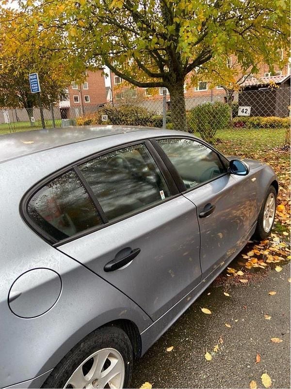 Blå Begagnad 2005 BMW 116 Advantage Halvkombi | 18 000 kr (Superpris) - Bild 1/4