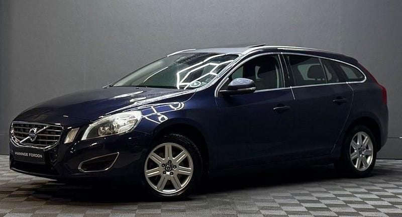 Blå Begagnad 2013 Volvo V60 Summum Kombi | 99 900 kr (Marknadspris) - Bild 1/4