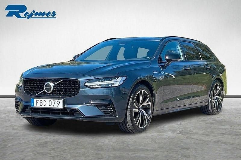 Mörkblå (denim blue metallic) Begagnad 2022 Volvo V90 R-Design Kombi | 439 800 kr (Dyr) - Bild 1/4