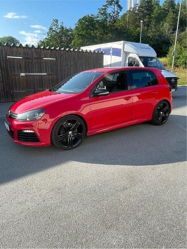 Röd Begagnad 2012 VW Golf VII R Halvkombi | 140 000 kr (Superpris) - Bild 1/4