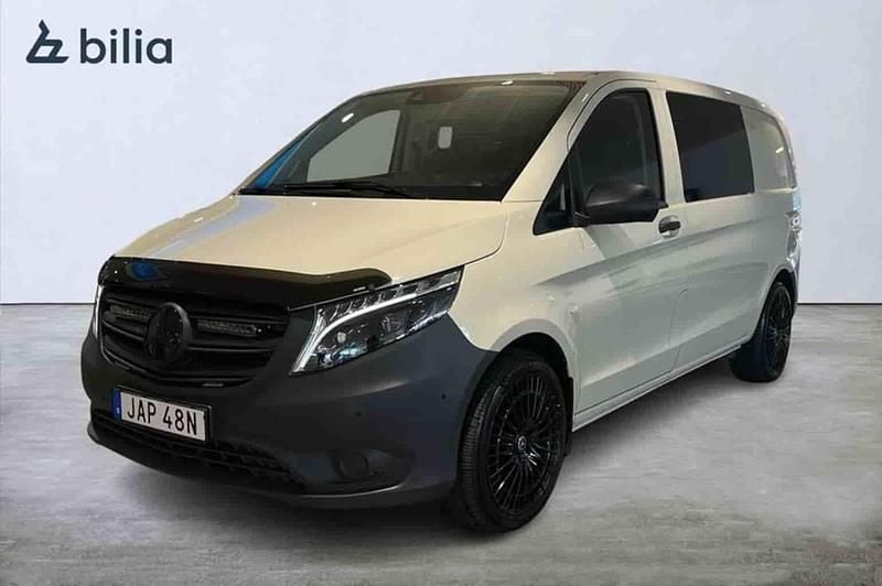 Grå Begagnad 2023 Mercedes Vito Minibuss | 559 900 kr - Bild 1/1