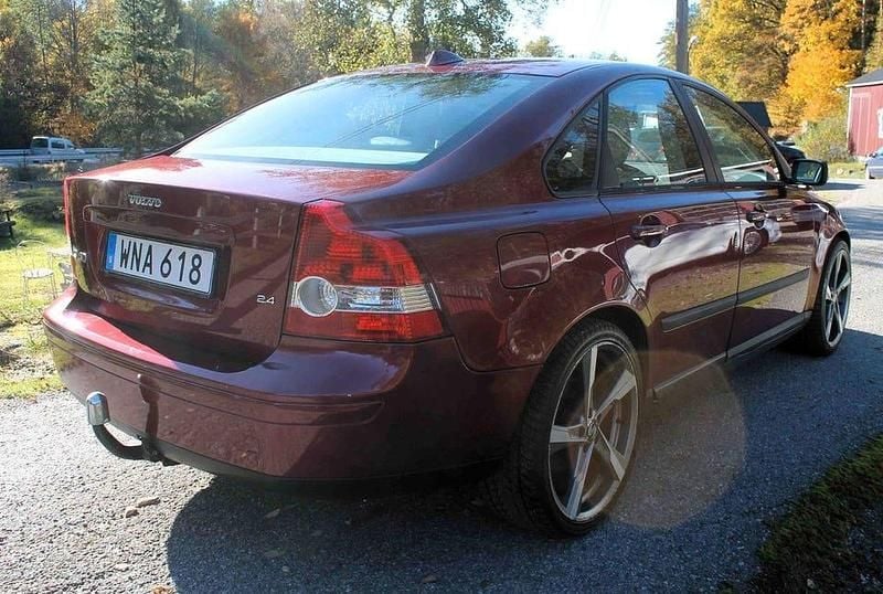 Begagnad Volvo S40 Kinetic 140 HK (102 kW) 2005 Röd Sedan
