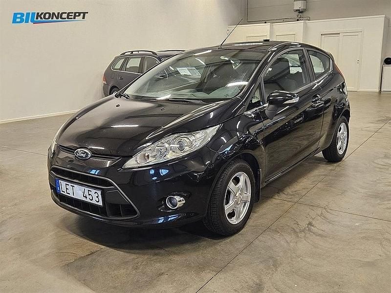 Svart Begagnad 2010 Ford Fiesta Titanium Halvkombi | 49 900 kr (Marknadspris) - Bild 1/4