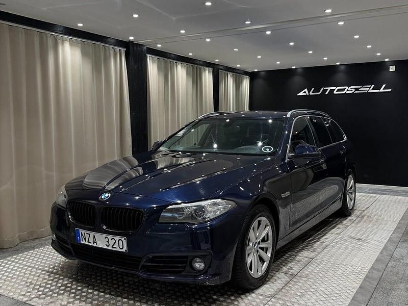 Blå Begagnad 2013 BMW 520 M Sport Kombi | 149 900 kr (Marknadspris) - Bild 1/4