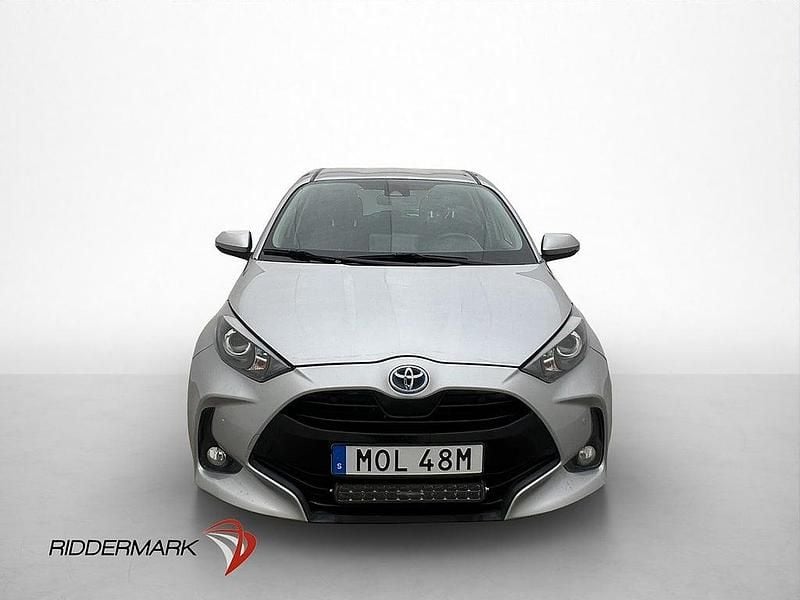 Begagnad Toyota Yaris Hybrid Active 116 HK (85 kW) 2022 Silver Halvkombi