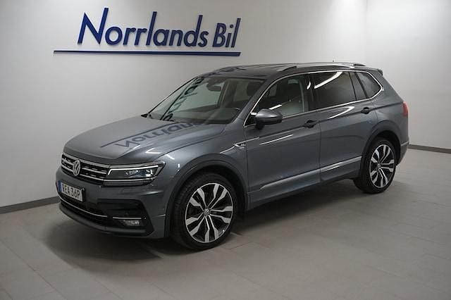 Grå (platinum grey metallic) Begagnad 2019 VW Tiguan Allspace R-line SUV | 284 900 kr (Marknadspris) - Bild 1/4