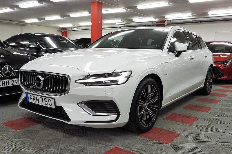 Vit Begagnad 2021 Volvo V60 Kombi | 269 500 kr (Marknadspris) - Bild 1/4